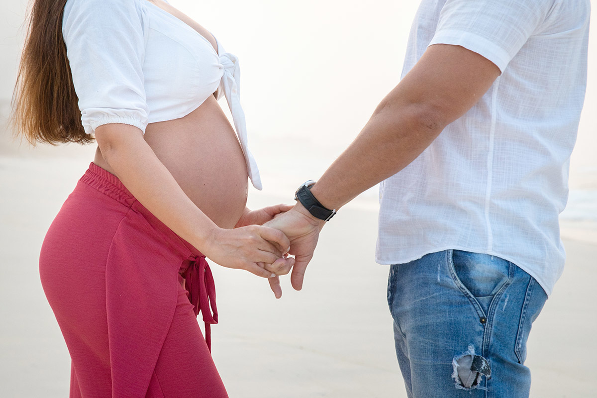 Ensaio de gestante na praia: Silvia, com o marido, ao nascer do sol, no Rio de Janeiro.