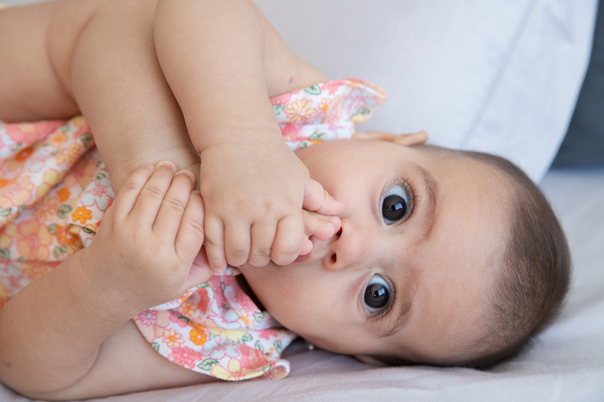 Ensaio de bebê: Marina com o pé na boca, no Rio de Janeiro.