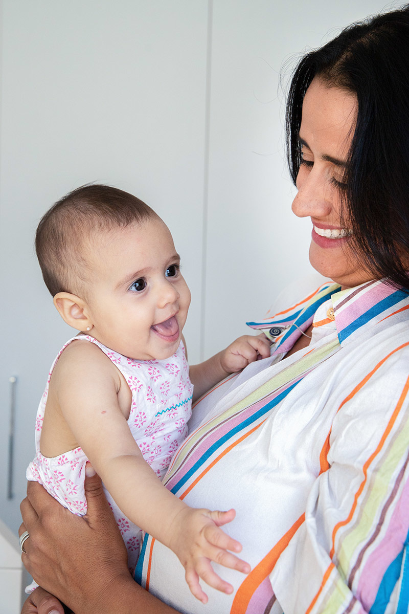 Ensaio de família: Marina no colo da mãe, no Rio de Janeiro.