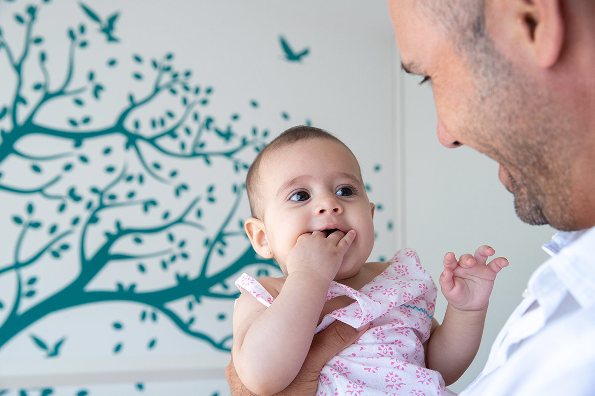 Ensaio de família: Marina no colo do pai, no Rio de Janeiro.
