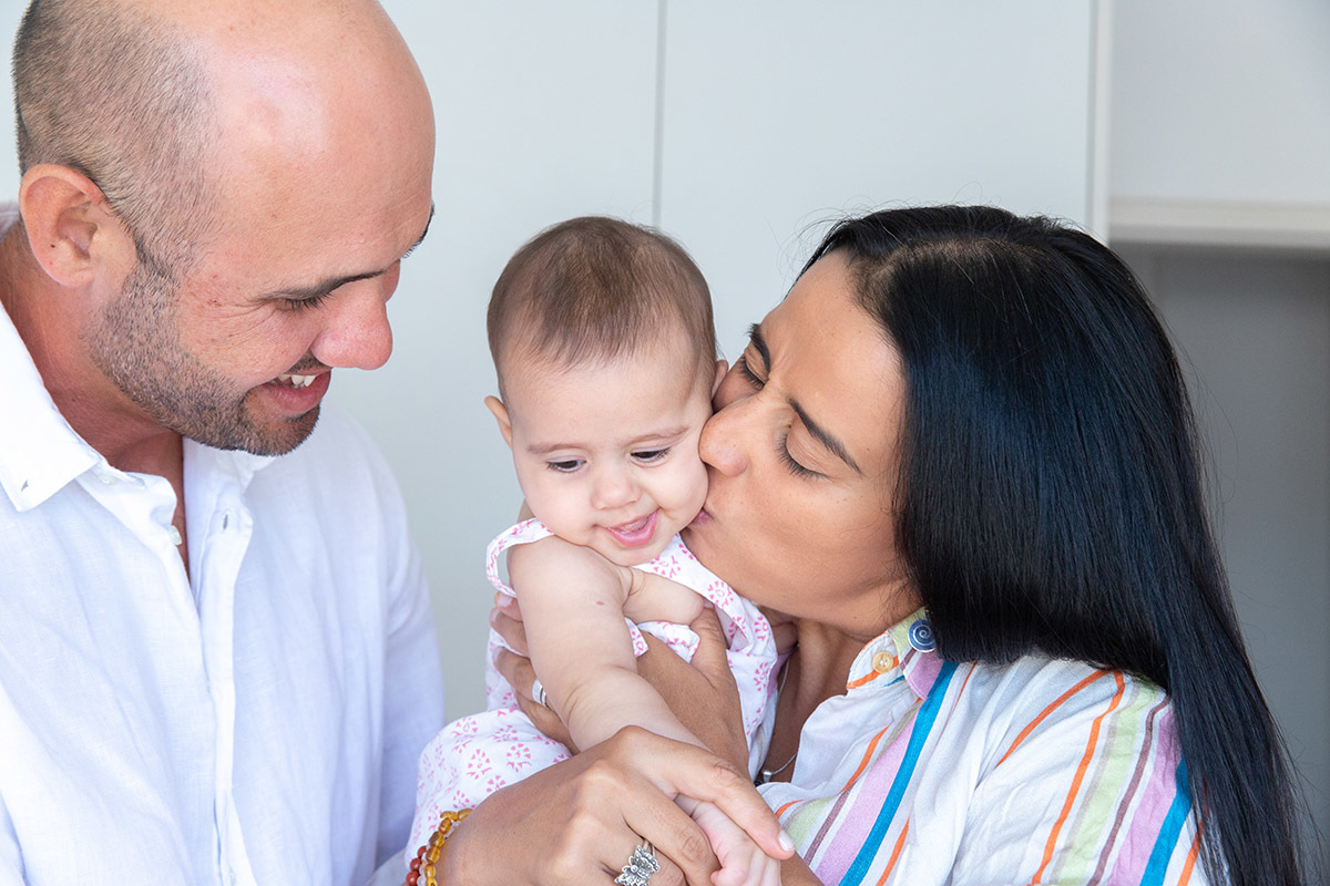 Ensaio de família: Marina no colo dos pais, no Rio de Janeiro.