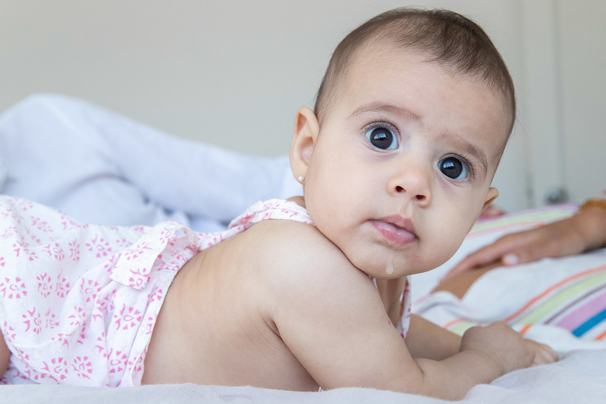 Ensaio de bebê: Marina na cama dos pais, no Rio de Janeiro.