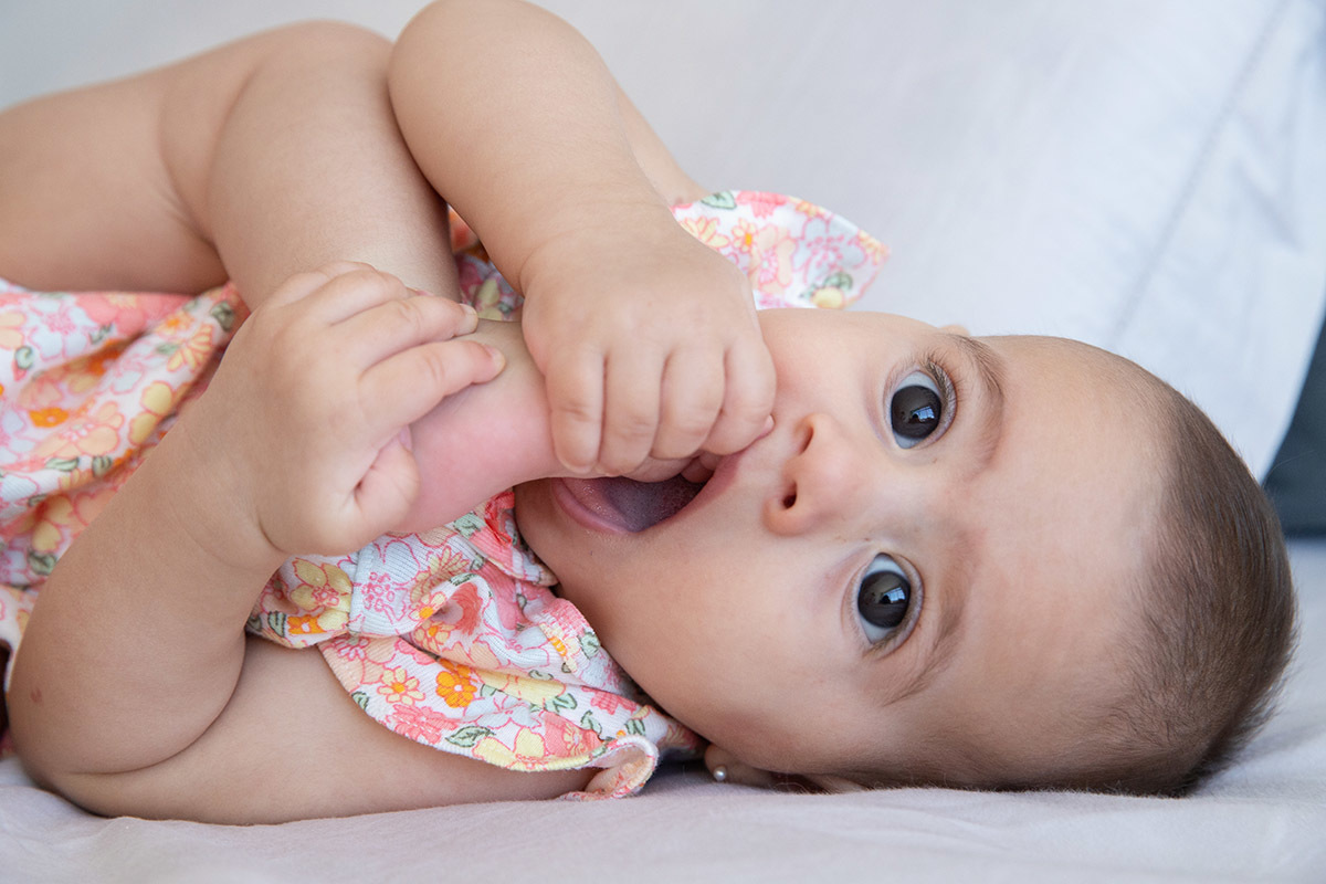 Ensaio de bebê: Marina com o pé na boca, no Rio de Janeiro.