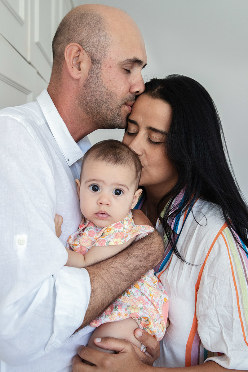 Ensaio de família: Marina e os pais abraçados, no Rio de Janeiro.