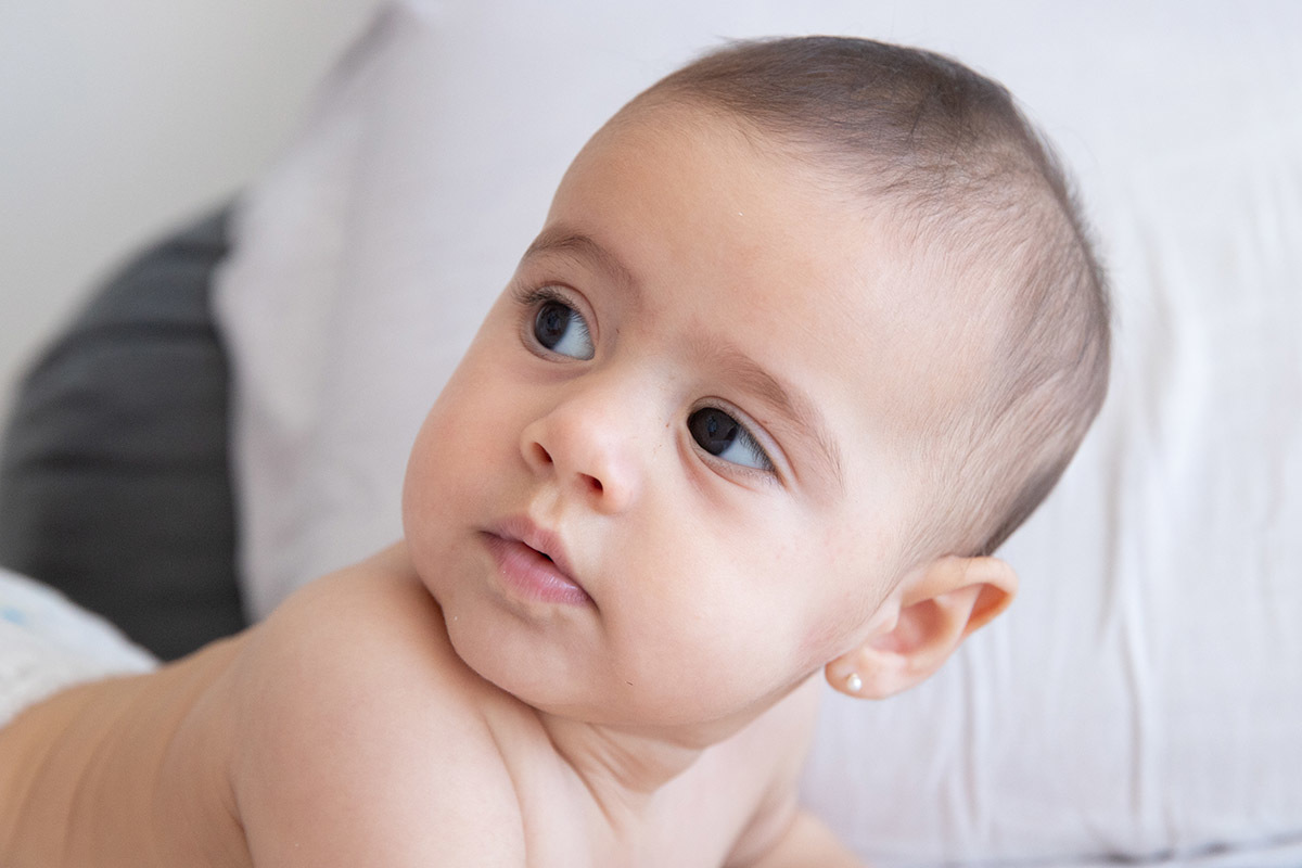 Ensaio de bebê: Marina deitada na cama, no Rio de Janeiro.
