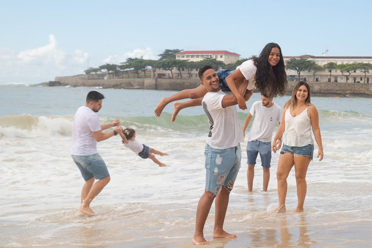 Ensaio família na praia de Copacabana: Nehylza brincando com a família no Rio de Janeiro.