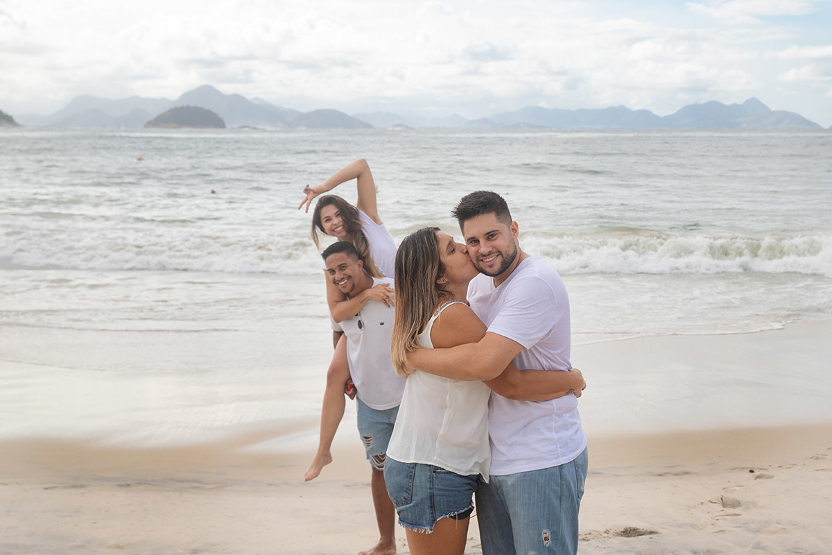 Ensaio família na praia de Copacabana: Nehylza com o filho no Rio de Janeiro.