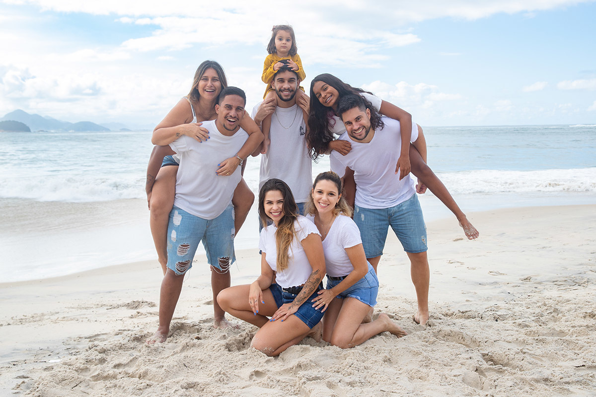 Ensaio família na praia de Copacabana: Nehylza com os filhos no Rio de Janeiro.