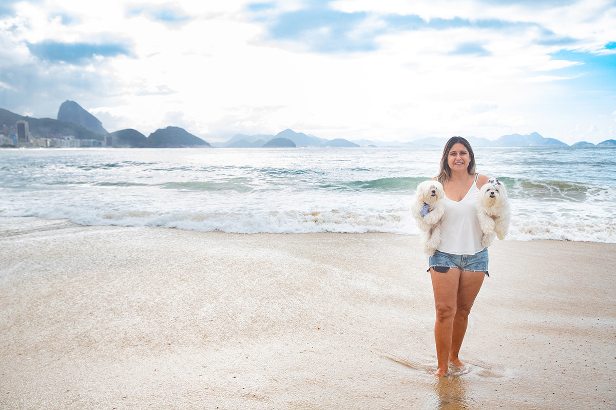 Ensaio família na praia de Copacabana: Nehylza com os cachorrinhos no Rio de Janeiro.