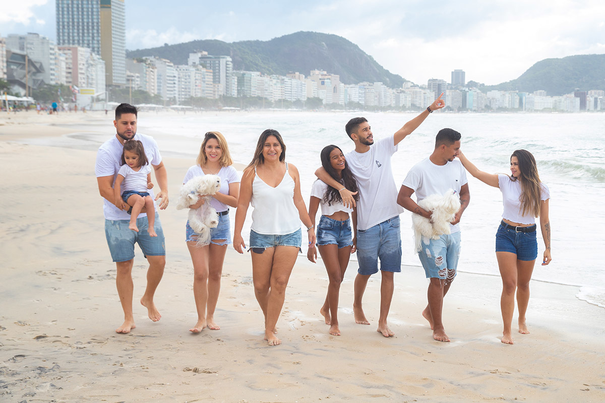 Ensaio família na praia de Copacabana: Nehylza com a família no Rio de Janeiro.