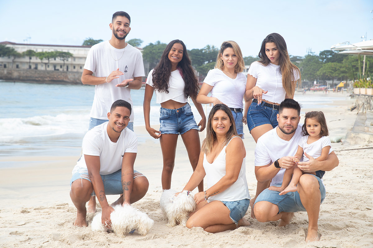 Ensaio família na praia de Copacabana: Nehylza com a família no Rio de Janeiro.