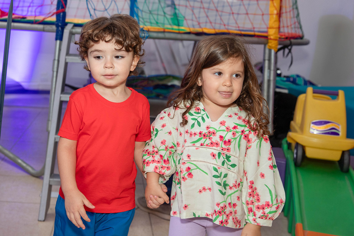 Festa de 3 anos: Tom de mãos dadas com amiga, no Rio de Janeiro.