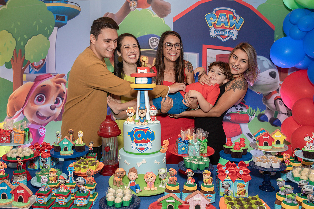 Festa de 3 anos: Tom com a família na mesa do bolo, no Rio de Janeiro.