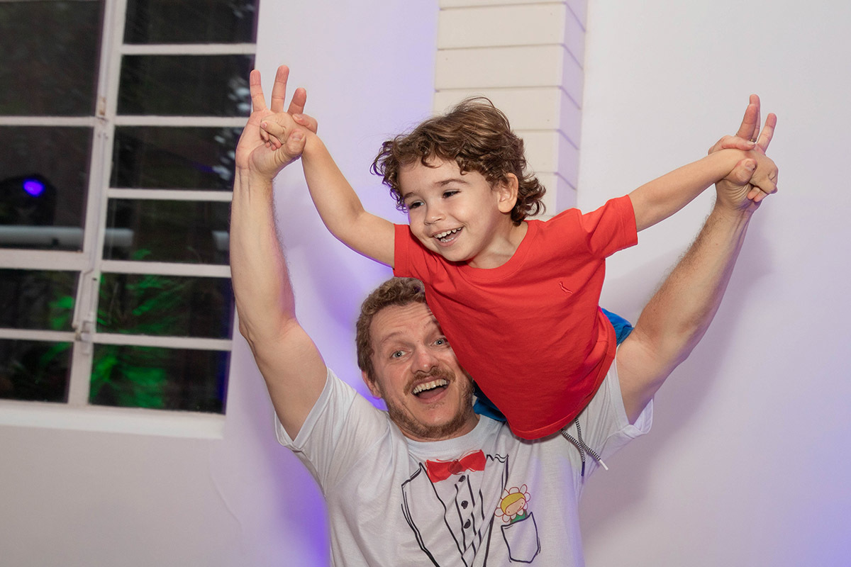 Festa de 3 anos: Tom brincando com os Fabulosos, no Rio de Janeiro.