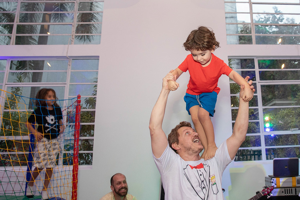 Festa de 3 anos: Tom brincando com os Fabulosos, no Rio de Janeiro.