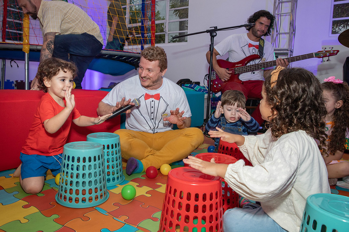 Festa de 3 anos: Tom brincando com os Fabulosos, no Rio de Janeiro.