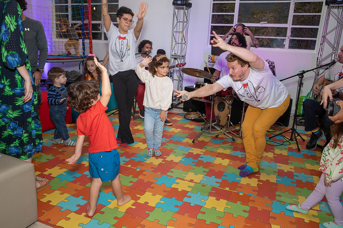 Festa de 3 anos: Tom brincando com os Fabulosos, no Rio de Janeiro.