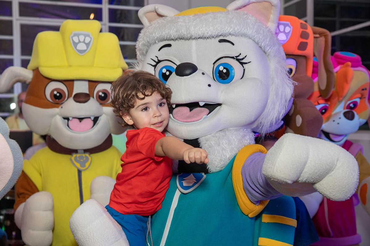 Festa de 3 anos: Tom no colo do personagem da Patrulha Canina, no Rio de Janeiro.