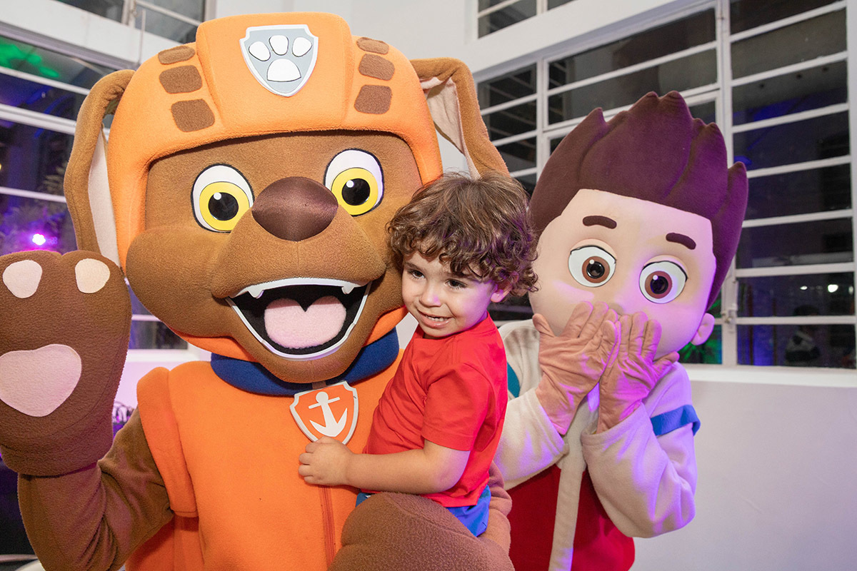 Festa de 3 anos: Tom no colo do personagem da Patrulha Canina, no Rio de Janeiro.