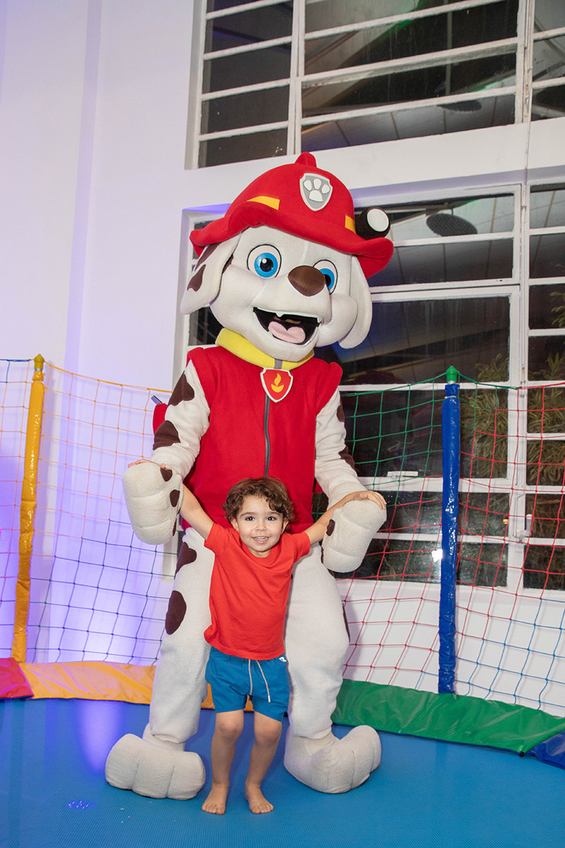 Festa de 3 anos: Tom na cama elástica  com personagem da Patrulha Canina, no Rio de Janeiro.