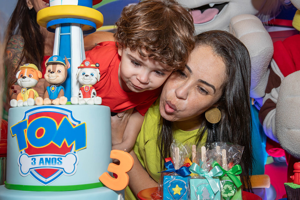 Festa de 3 anos: Tom soprando a ela com a mãe no Rio de Janeiro.