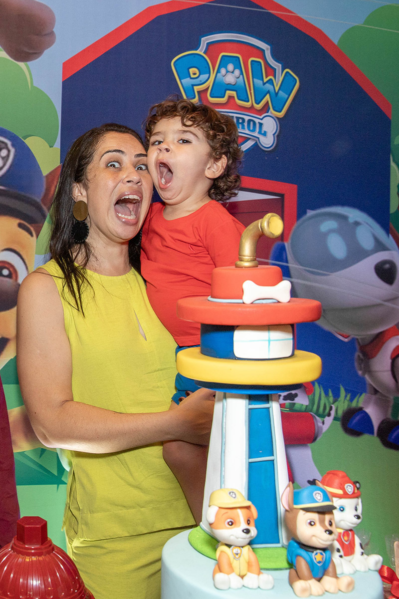 Festa de 3 anos: Tom no colo da mãe no Rio de Janeiro.