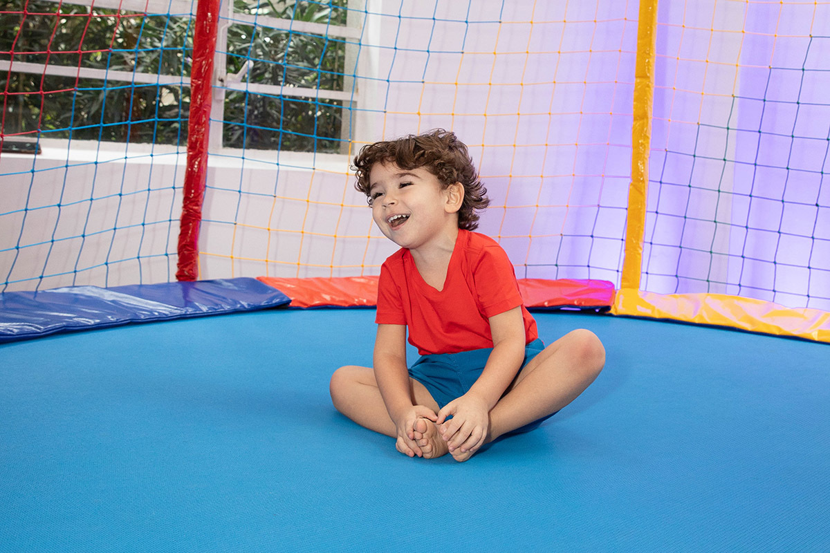 Festa de 3 anos: Tom sorrindo na cama elástica, no Rio de Janeiro.