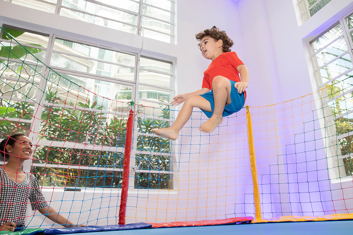 Festa de 3 anos: Tom  pulando na cama elástica, no Rio de Janeiro.