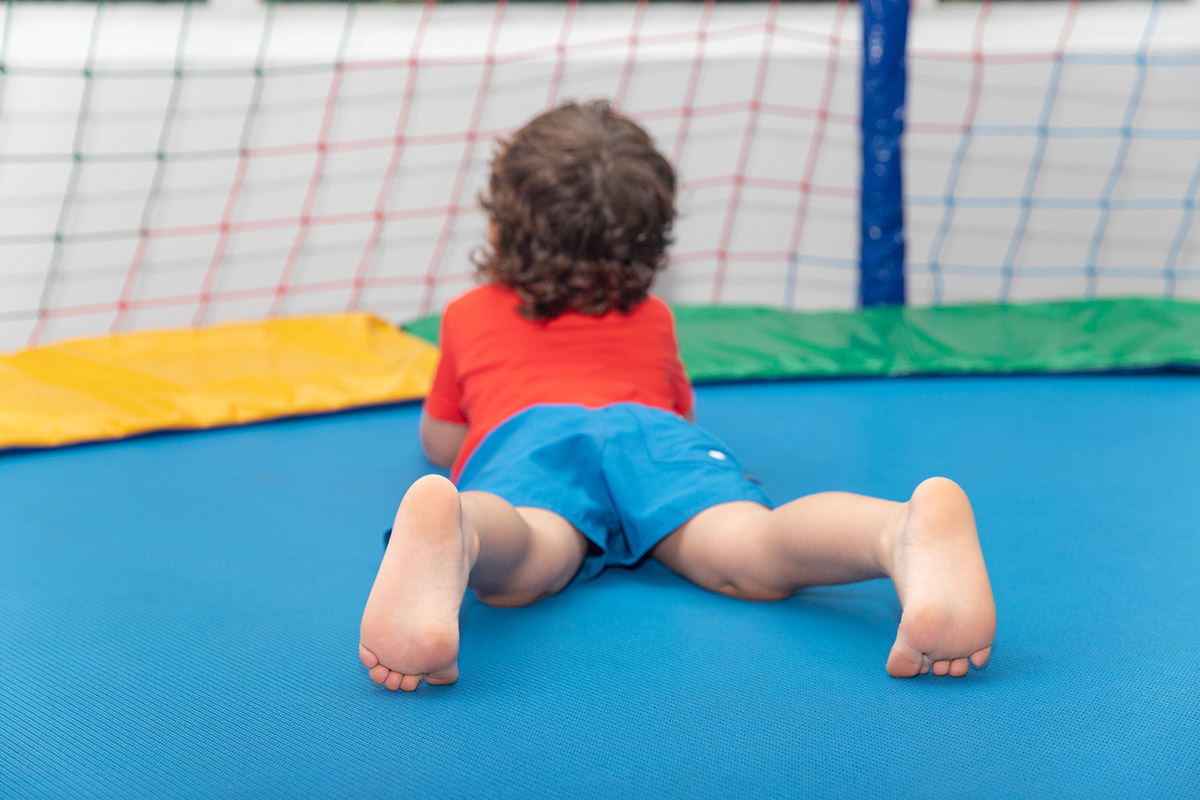 Festa de 3 anos: Tom  deitado na cama elástica, no Rio de Janeiro.