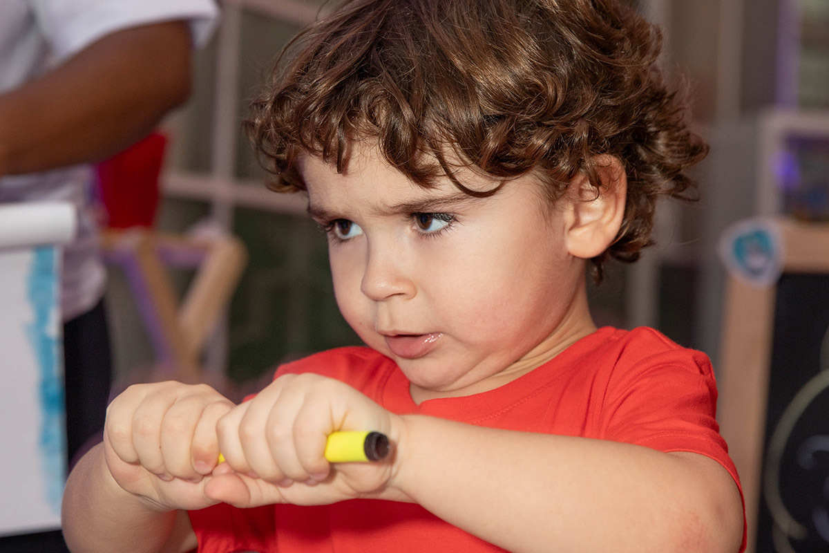 Festa de 3 anos: Tom  abrindo caneta, no Rio de Janeiro.