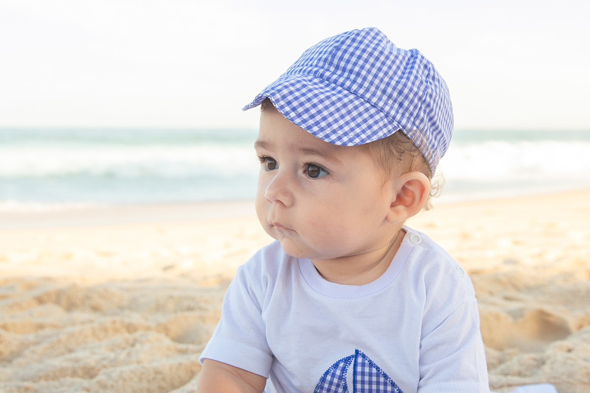 Ensaio bebê na praia: Vitor na areia no Rio de Janeiro.