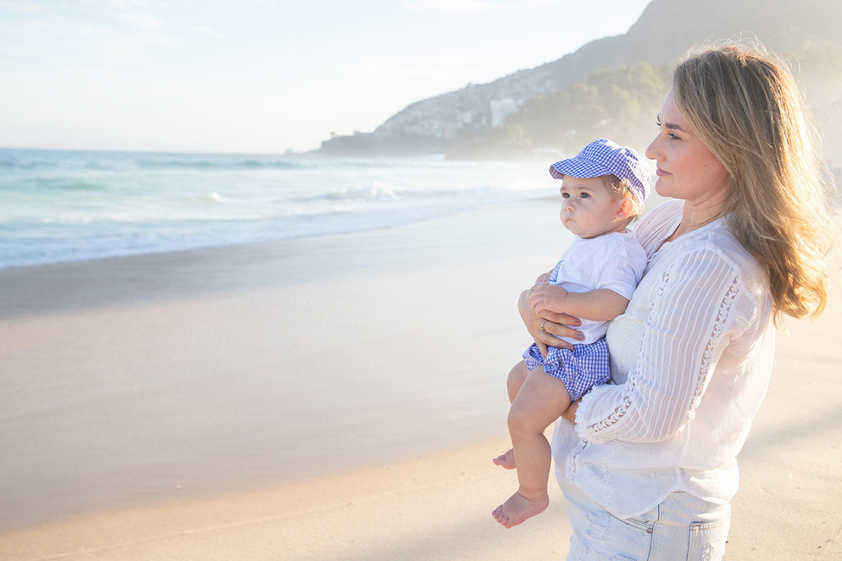 Ensaio bebê na praia: Vitor e a Lu na areia no Rio de Janeiro.