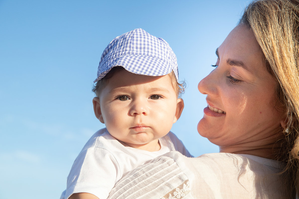 Ensaio bebê na praia: Vitor no colo da Lu no Rio de Janeiro.