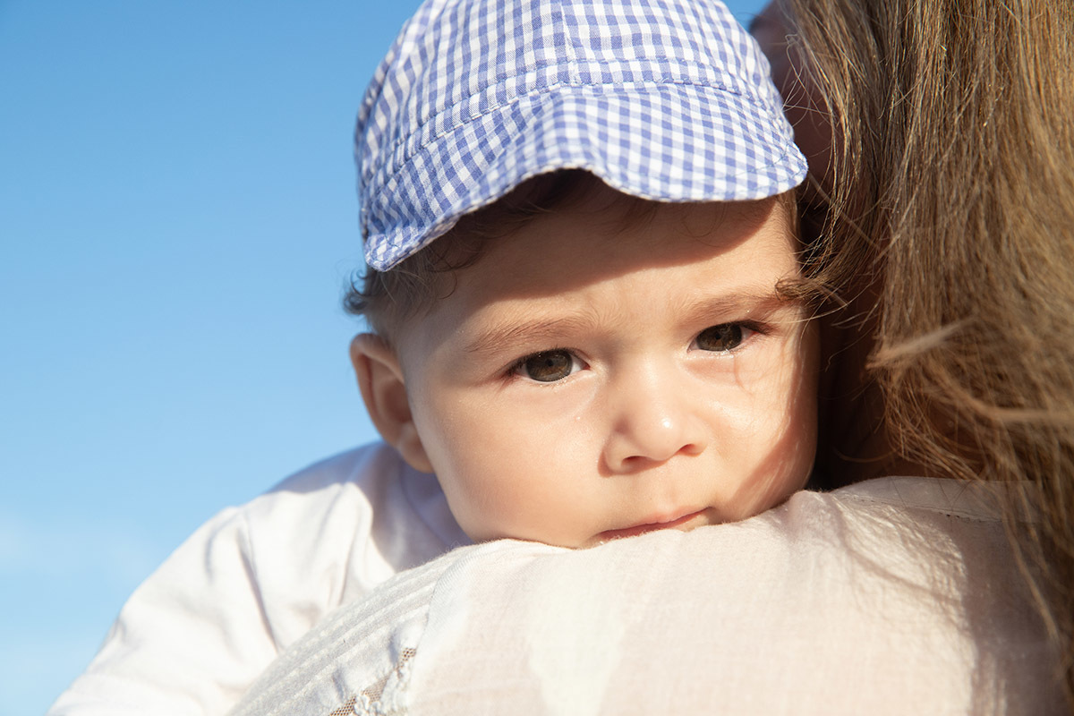 Ensaio bebê na praia: Vitor no colo da Lu no Rio de Janeiro.