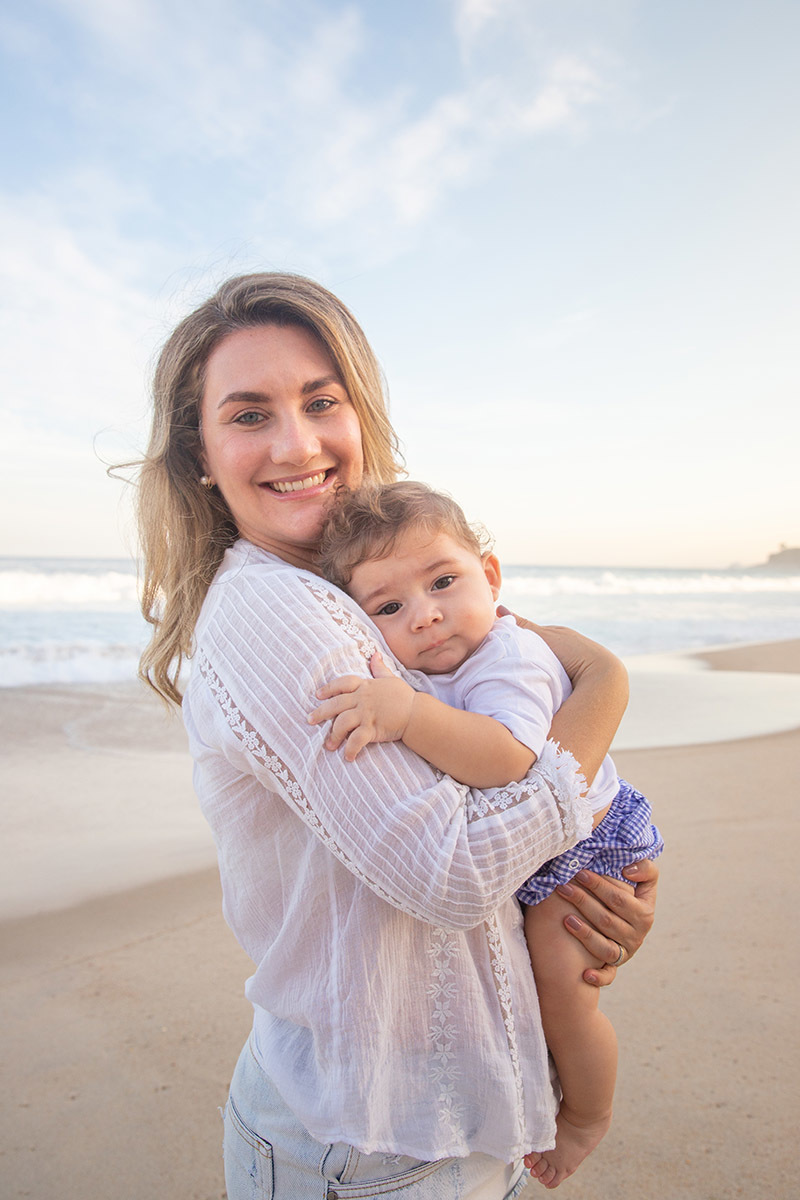 Ensaio bebê na praia: Vitor no colo da Lu no Rio de Janeiro.