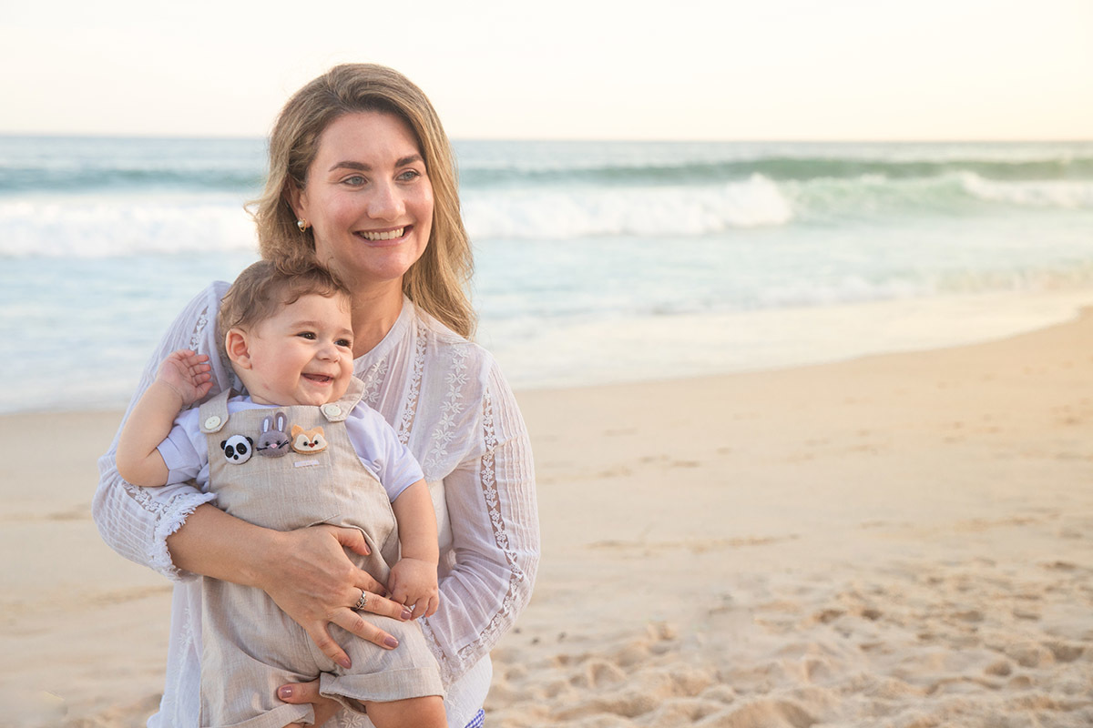 Ensaio bebê na praia: Vitor no colo da Lu no Rio de Janeiro.