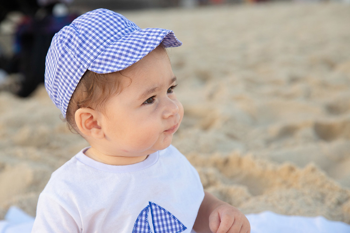 Ensaio bebê na praia: Vitor na areia no Rio de Janeiro.