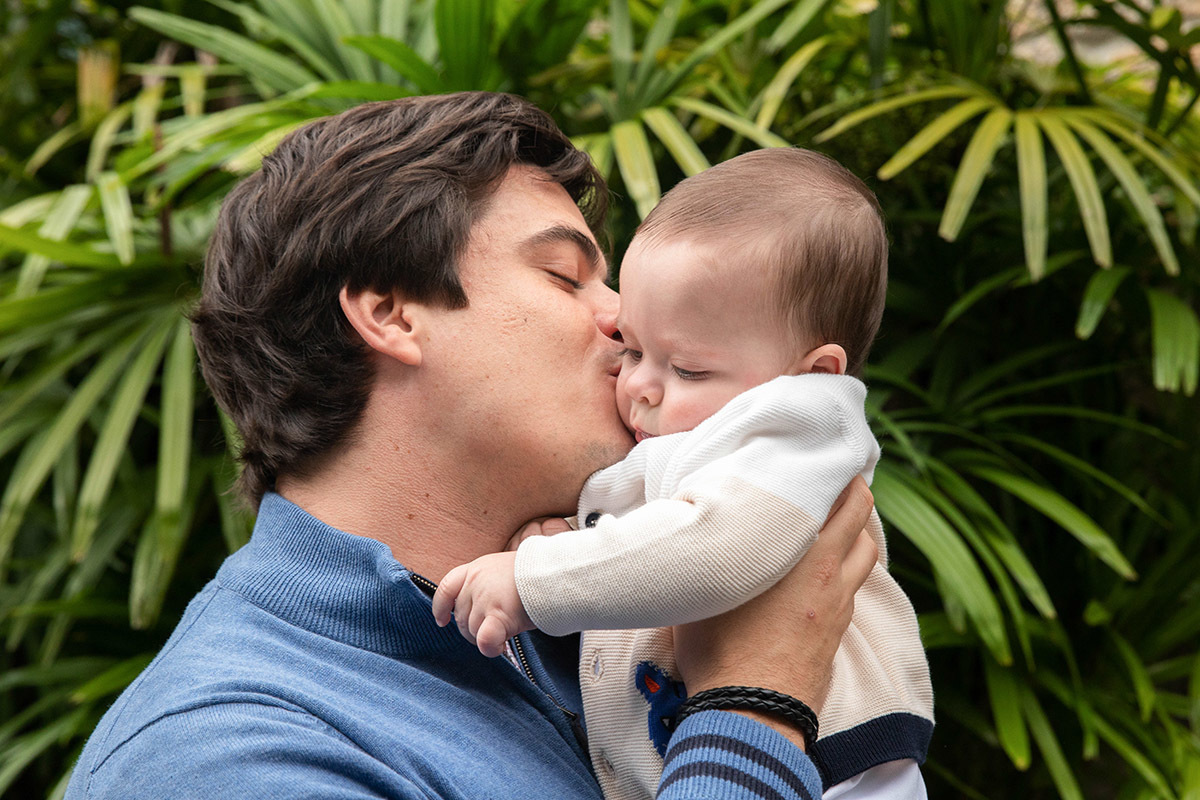 Eduardo no colo do tio: Batizado na Igreja de Santa Ignez, Gávea, Rio de Janeiro.