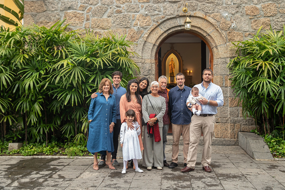 Batizado de Eduardo: Família feliz em frente à Igreja de Santa Ignez, Gávea, Rio de Janeiro.