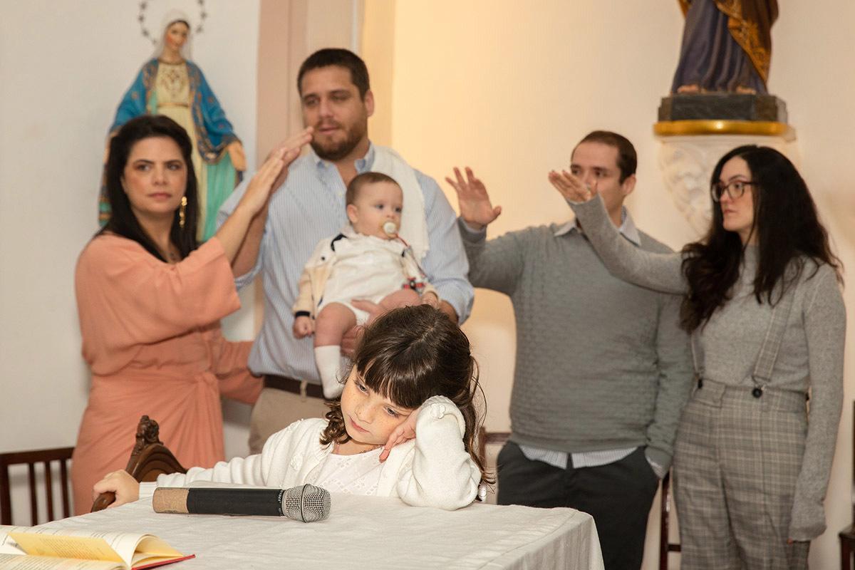 Batizado do Eduardo: Família no altar na Igreja de Santa Ignez, Gávea, Rio de Janeiro.