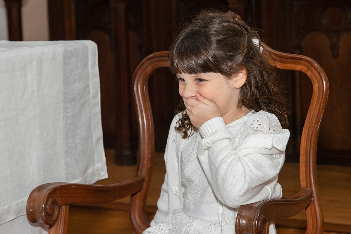  Batizado do Eduardo: Manu sorrindo com a mão na boca na Igreja de Santa Ignez, Gávea, Rio de Janeiro.