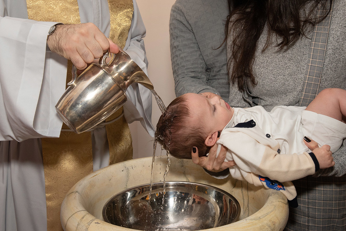 Batizado de Eduardo: Padre derramando água na cabeça, Igreja de Santa Inez, Rio de Janeiro.