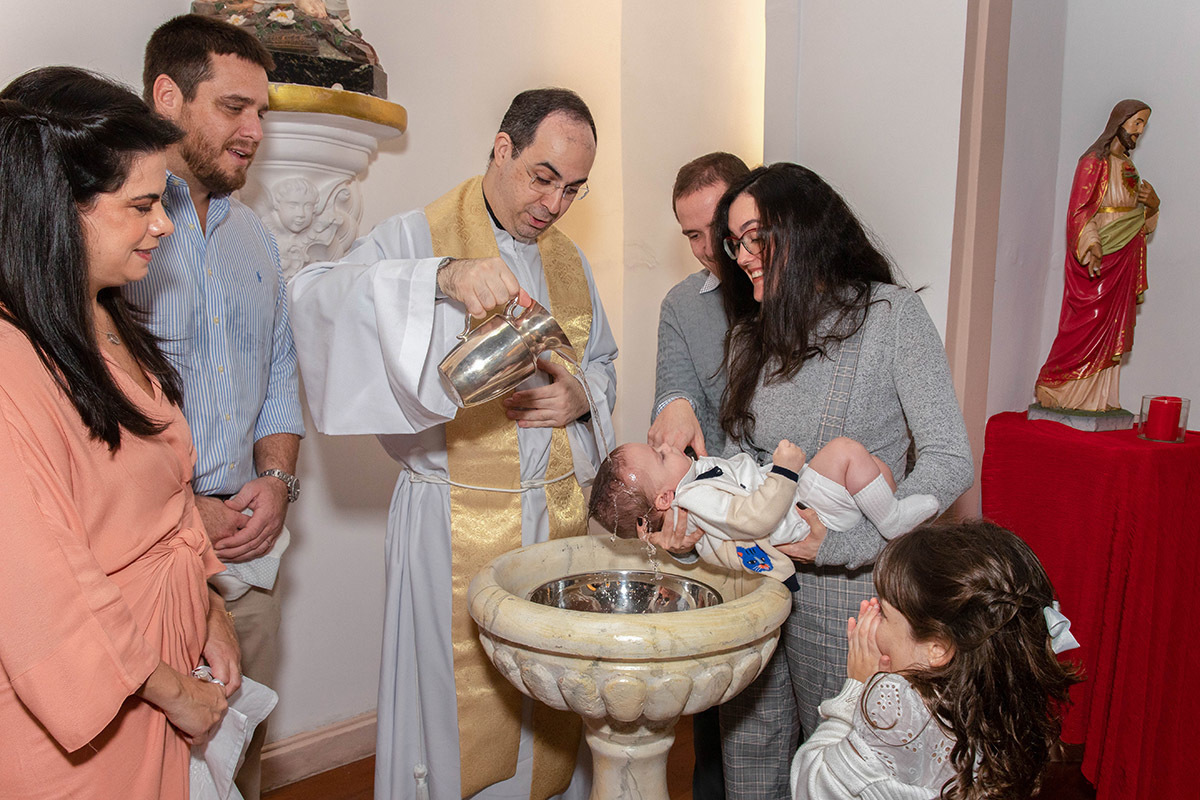 Batizado de Eduardo: Padre derramando água na cabeça, Igreja de Santa Inez, Rio de Janeiro.