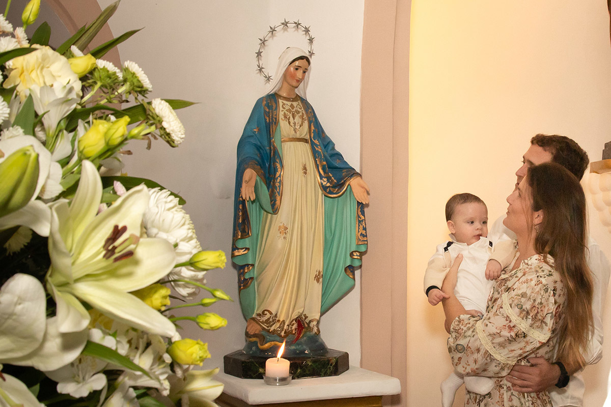padrinhos com o Eduardo no batizado na igreja de santa ignez no Rio de Janeiro.