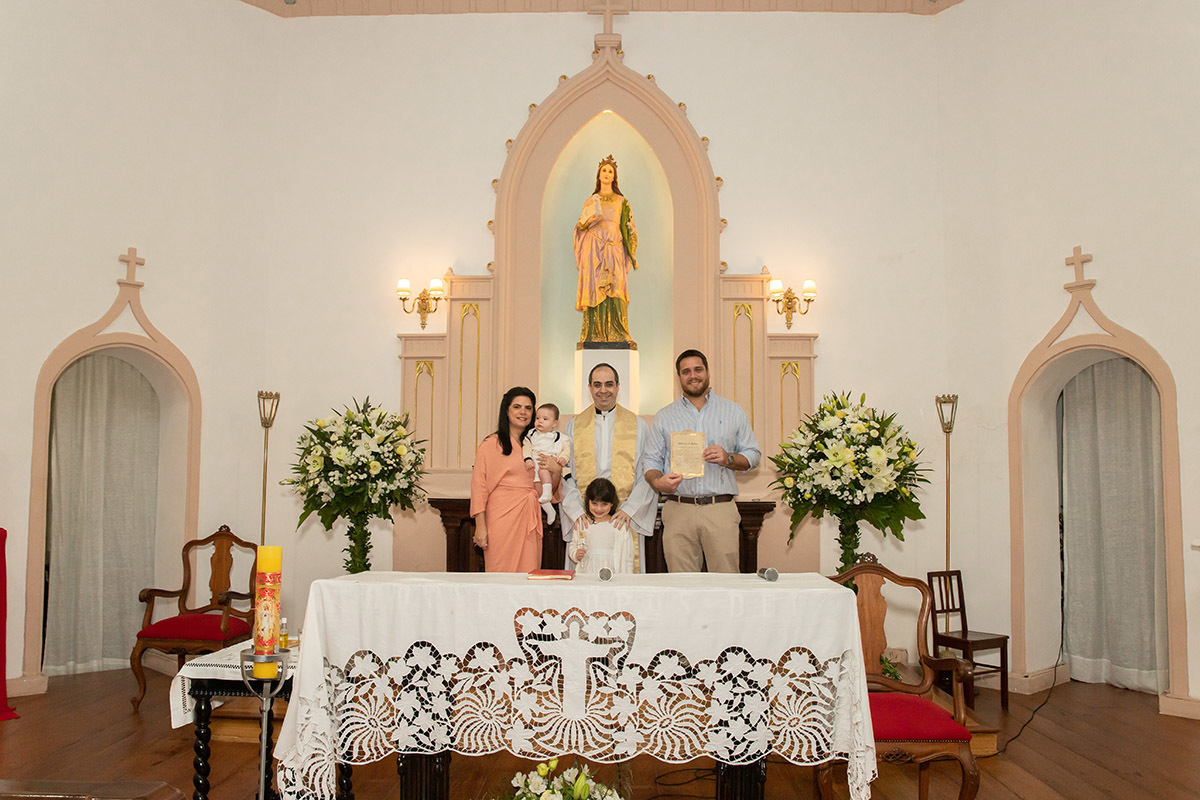 Batizado do Eduardo: padre e família no altar na igreja de Santa Ignez  - Rio de Janeiro.