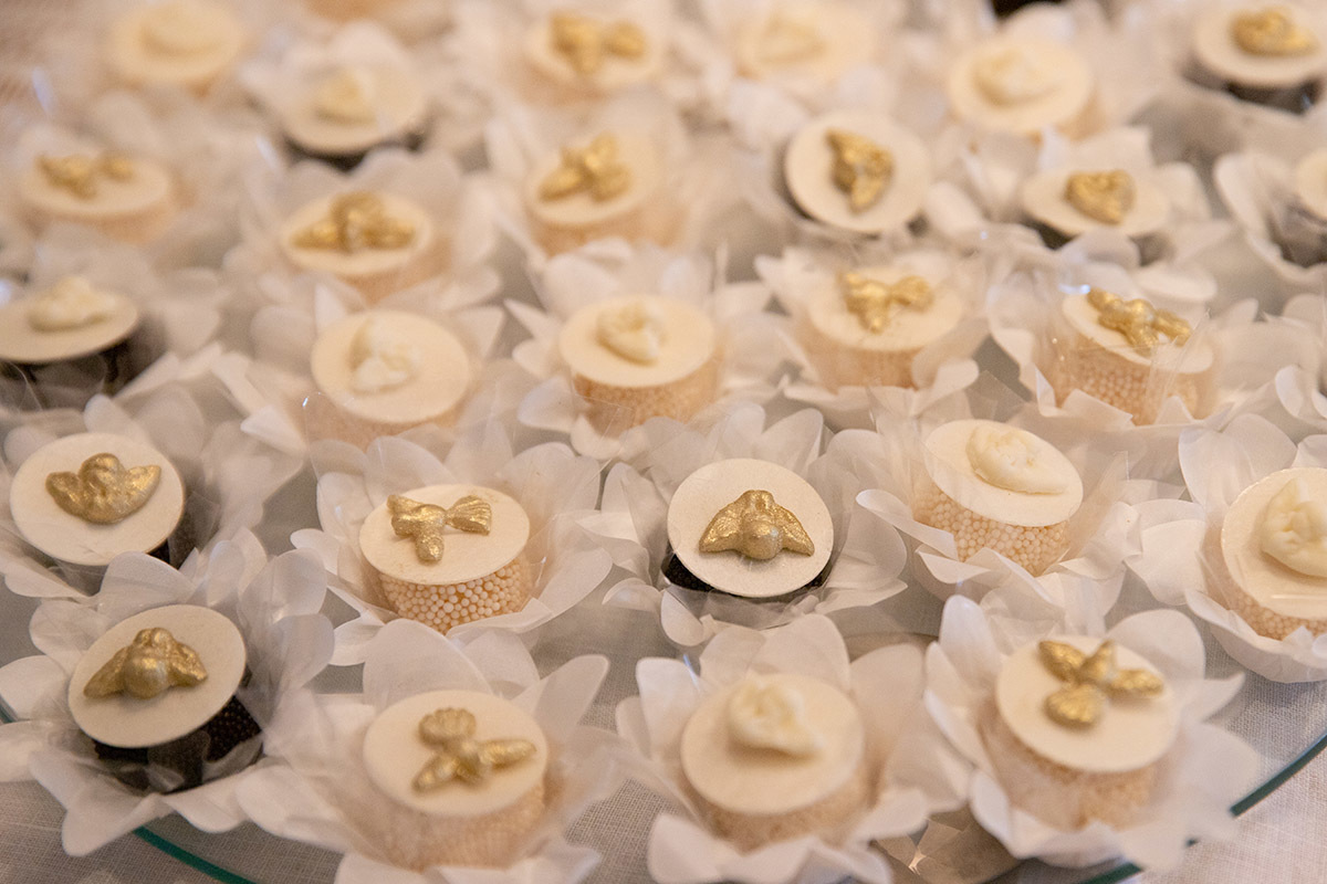 docinhos brancos com o símbolo do espírito santo - batizado do Eduardo -  Rio de Janeiro.