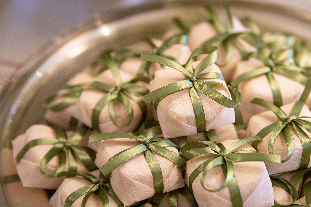 bandeja com docinhos embrulhados no batizado do Eduardo -  Rio de Janeiro.