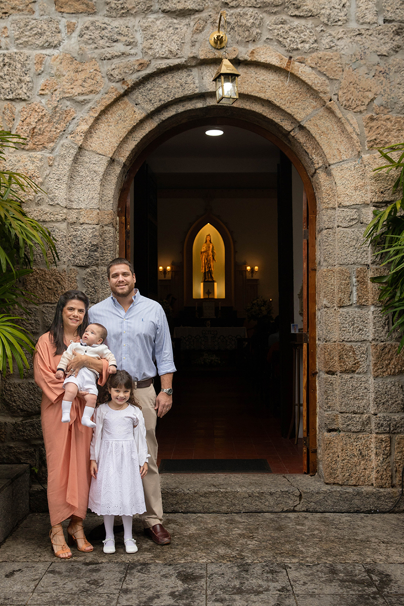 Batizado de Eduardo: Família feliz em frente à Igreja de Santa Ignez, Gávea, Rio de Janeiro.