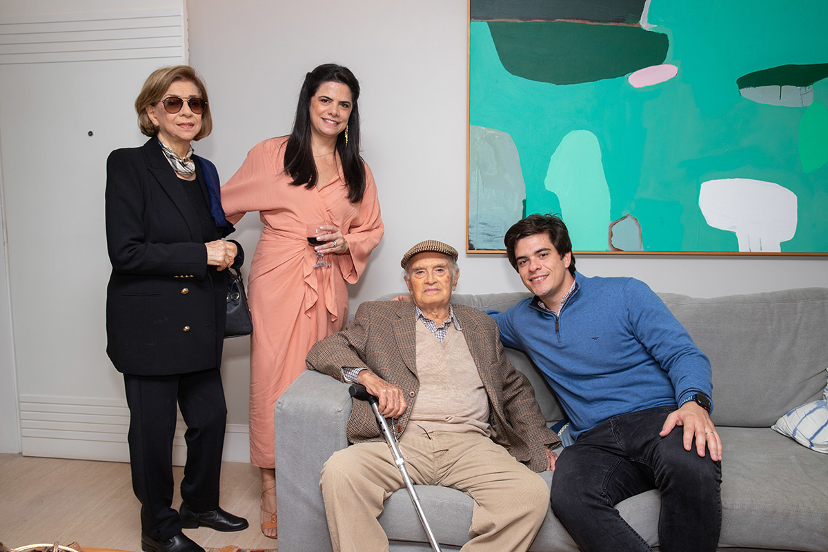 mãe, tio, e bisavós do Eduardo na sala - batizado do Eduardo - Rio de Janeiro.