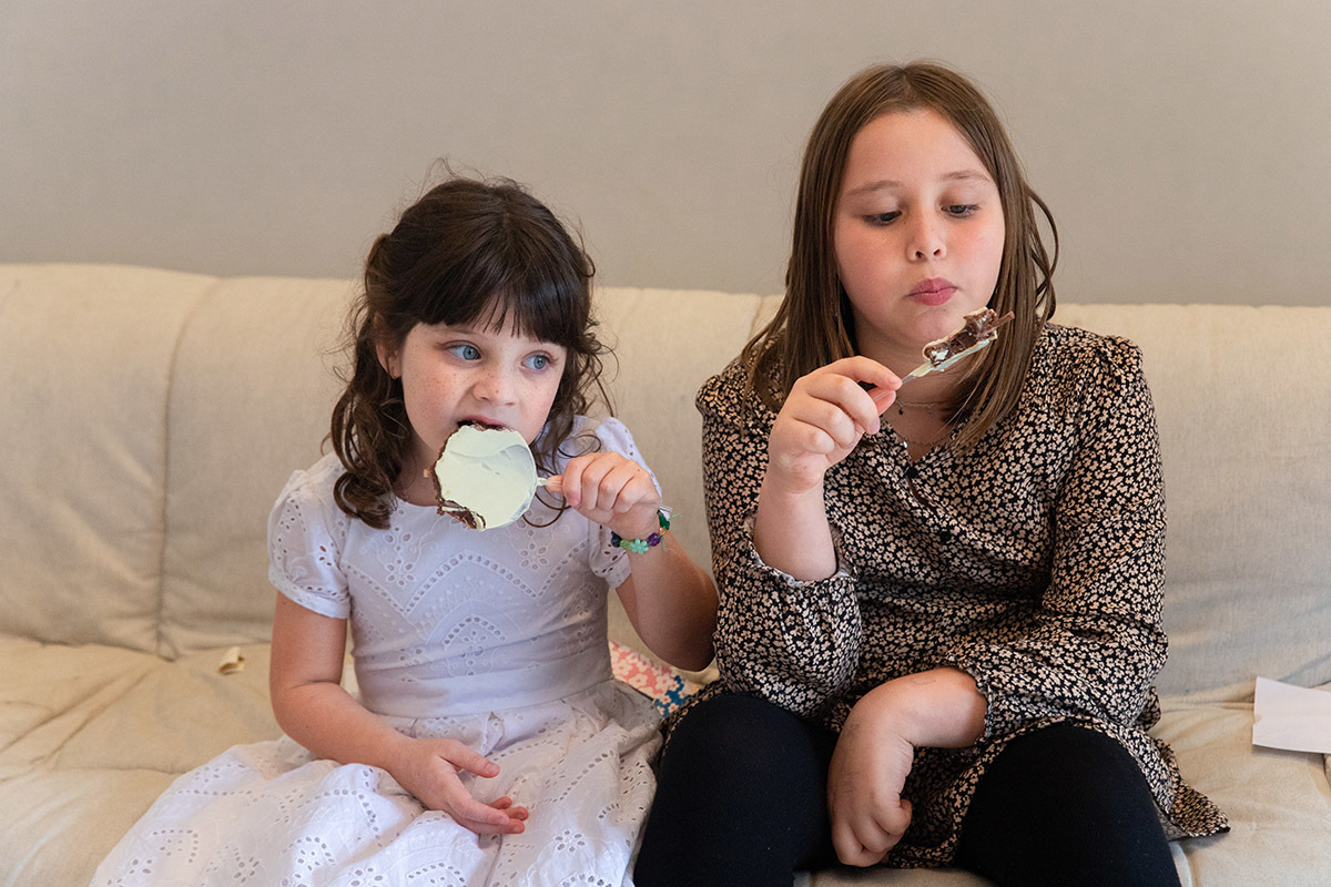crianças comendo doce no palito - no batizado do Eduardo - Rio de Janeiro.